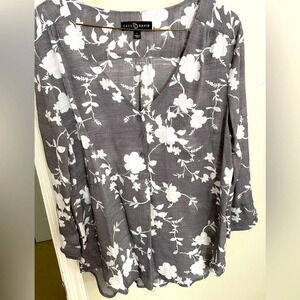 Fred David blouse L 3/4 sleeve Gray & white floral HI/LO v-neck 3 button front